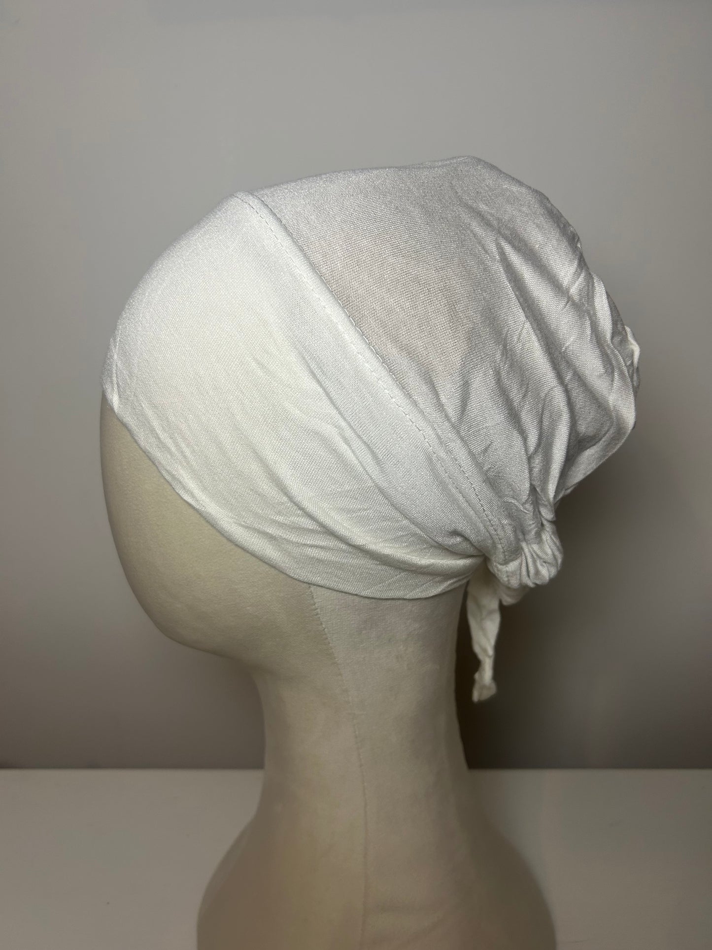 Bonnet à nouer intérieur satin