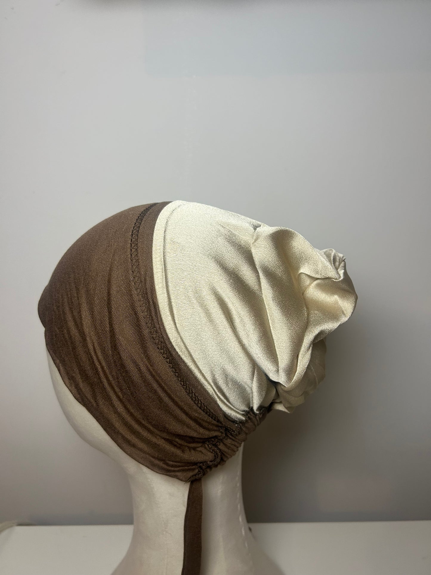 Bonnet à nouer intérieur satin